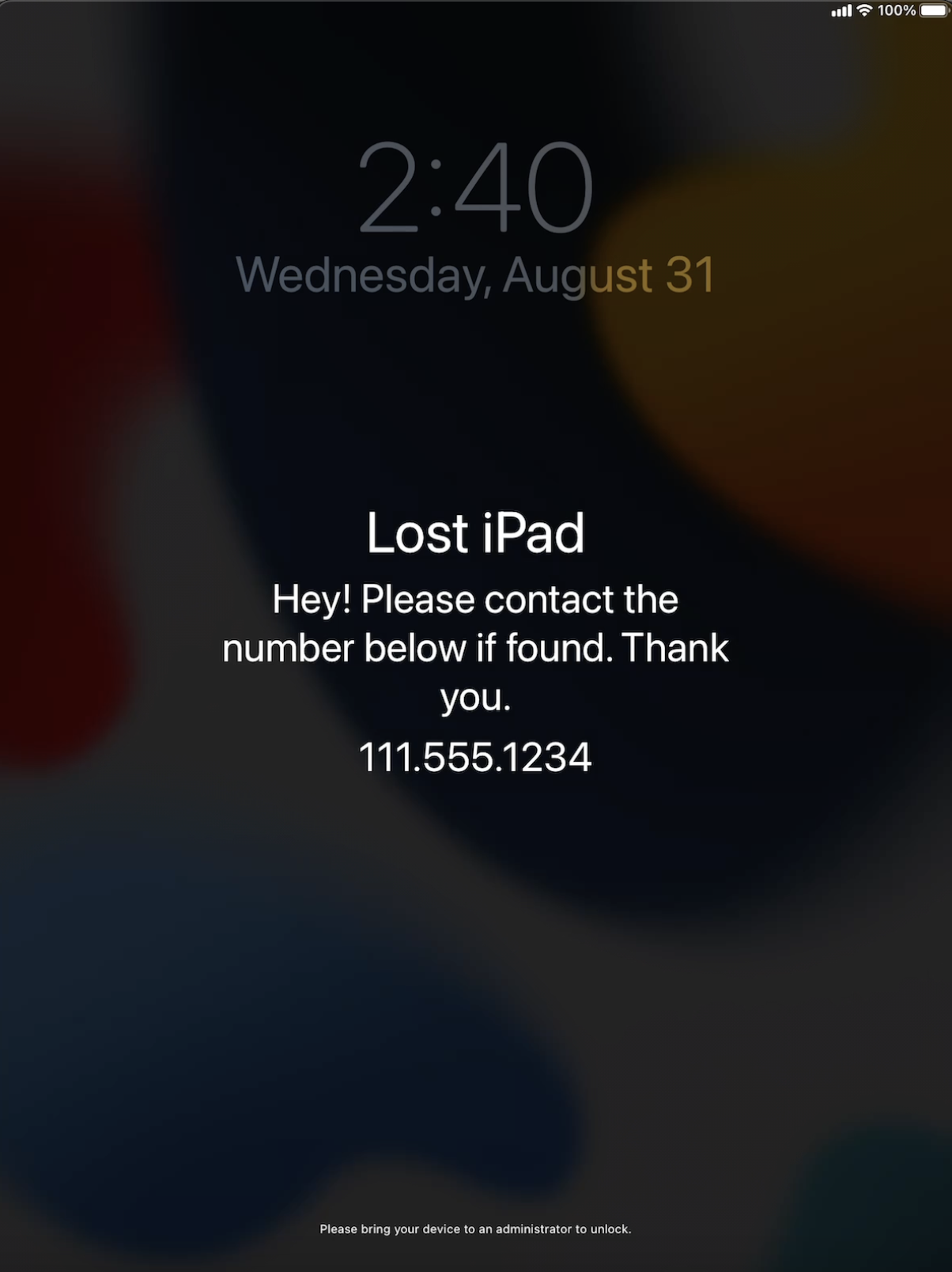 Capture d’écran d’un iPad en mode Perdu, avec un message personnel et un numéro de téléphone à appeler.